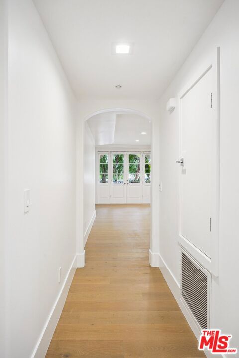 1861 Veteran Avenue, Los Angeles CA: https://media.crmls.org/mediaz/76da1f1b-08de-47cf-a1da-9dee75481095.jpg