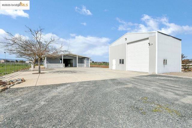 4985 Bixler Road, Byron CA: https://media.crmls.org/mediaz/76da523d-f4d7-4206-a512-b4bb448eda0f.jpg