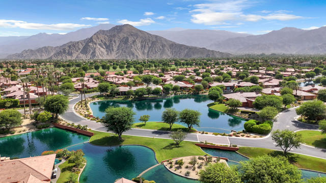 50050 Camino Privado, La Quinta CA: https://media.crmls.org/mediaz/76da6304-76f0-422c-8fee-e3000533589e.jpg