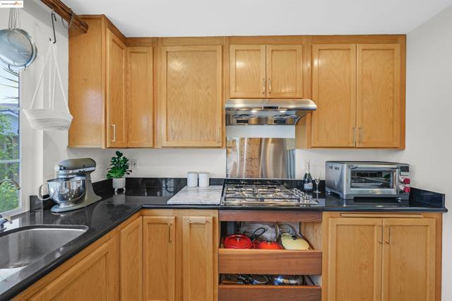 32212 Deborah Dr, Union City CA: https://media.crmls.org/mediaz/76db21ef-74da-4c7a-897c-ea4c86688a3e.jpg