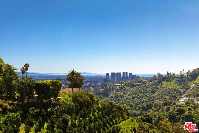 1401 Bel Air Road, Los Angeles CA: https://media.crmls.org/mediaz/76dc1303-3bdc-4094-bd03-8ce10f1fa5e4.jpg