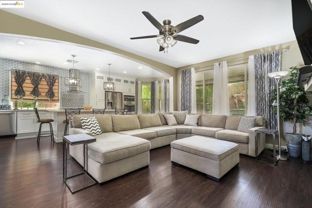 2532 Crystal Way, Antioch CA: https://media.crmls.org/mediaz/76dc14bc-5f9b-41f3-9827-02f212ed63b5.jpg