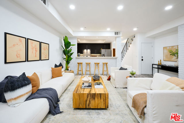 2121 Virginia Avenue, Santa Monica CA: https://media.crmls.org/mediaz/76dc2fa8-2712-4465-a947-a1a932ee23a0.jpg