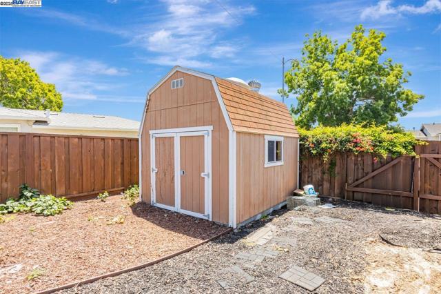 40122 Besco Dr, Fremont CA: https://media.crmls.org/mediaz/76dcb494-0469-4d28-acaa-abf71801b951.jpg