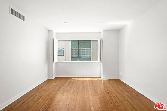 357 S El Camino Drive, Beverly Hills CA: https://media.crmls.org/mediaz/76dcc814-71cd-4ce9-b8bd-919ac4af2b31.jpg