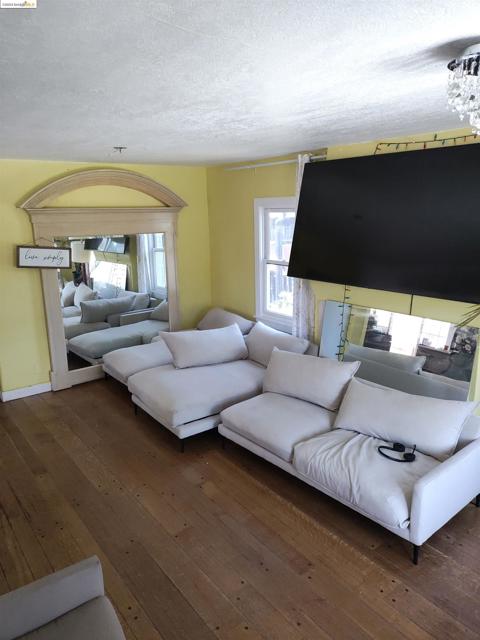 Image 4 of 47 For 6927 Sunkist Dr