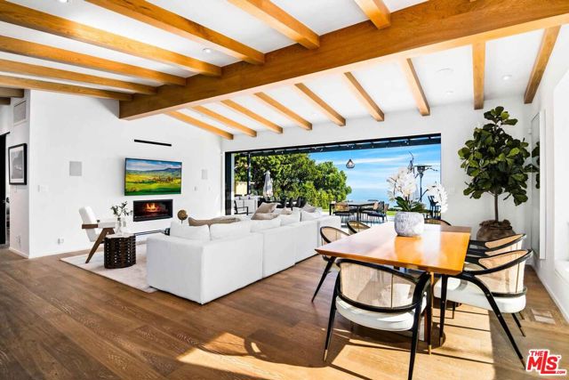 27120 Sea Vista Drive, Malibu CA: https://media.crmls.org/mediaz/76dde13b-b381-4ed8-9184-78d923681076.jpg