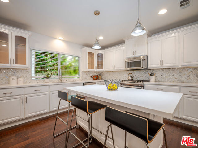 5417 Allott Avenue, Sherman Oaks CA: https://media.crmls.org/mediaz/76dde32f-1029-4e2c-92d5-693ae07548ff.jpg