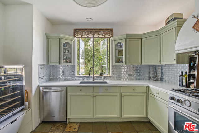 2882 Belden Drive, Los Angeles CA: https://media.crmls.org/mediaz/76de06b3-7867-4e19-a61c-7f898ff3f0aa.jpg