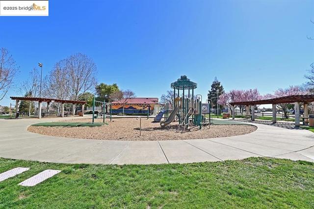 562 Douglas Drive, Brentwood CA: https://media.crmls.org/mediaz/76de60ff-e311-43a9-9bb0-d0bf415a05b2.jpg
