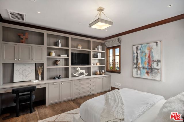 6882 Arizona Avenue, Los Angeles CA: https://media.crmls.org/mediaz/76debf0c-10ce-4881-8038-679e22d31cd0.jpg
