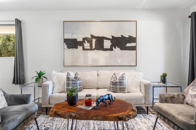 575 N Villa Court, Palm Springs CA: https://media.crmls.org/mediaz/76df2b10-e2fa-4cd8-99d5-8f908844c78a.jpg