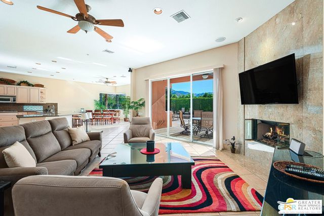 575 E Bogert Trail, Palm Springs CA: https://media.crmls.org/mediaz/76df4658-61bf-4b83-b214-8878ad995f1b.jpg