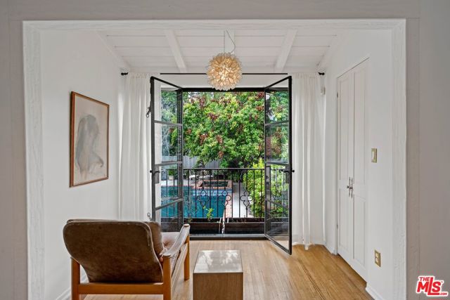 902 S Highland Avenue, Los Angeles CA: https://media.crmls.org/mediaz/76df8990-cd7c-4e6e-a783-b19f61aab0ce.jpg