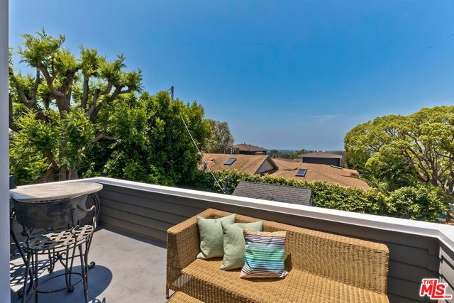 3201 Maplewood Avenue, Los Angeles CA: https://media.crmls.org/mediaz/76dfb8ea-52d4-405c-98f7-5485c7e6ae5e.jpg