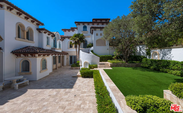 31272 Broad Beach Road, Malibu CA: https://media.crmls.org/mediaz/76e07387-f33d-463e-b40f-f6e4314c569a.jpg