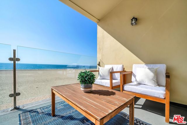 4 Lighthouse Street, Marina del Rey CA: https://media.crmls.org/mediaz/76e1032b-863f-4f41-b585-9ff159c8a51e.jpg