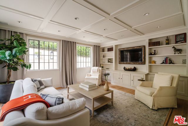 10950 Bellagio Road, Los Angeles CA: https://media.crmls.org/mediaz/76e12605-2d52-4d5c-bf87-ed942c20e54a.jpg