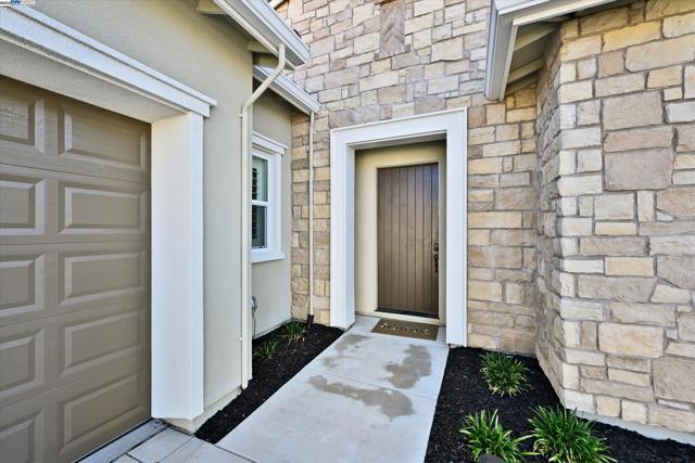 4072 Whitney Vista Ln, Rocklin CA: https://media.crmls.org/mediaz/76e1e1b5-3cb9-4c39-9c14-99a416954dab.jpg