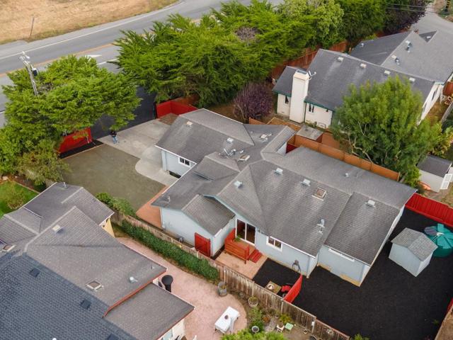 9690 Cabrillo Highway, Moss Beach CA: https://media.crmls.org/mediaz/76e31e76-789a-42fb-b403-dbc051392a22.jpg