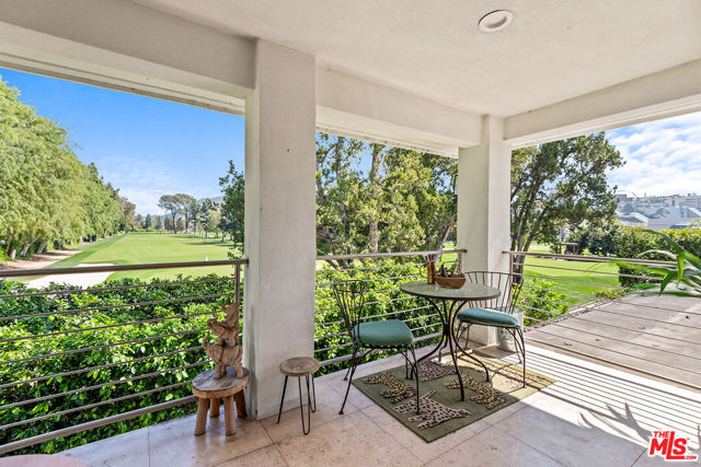 10424 Valley Spring Lane, Toluca Lake CA: https://media.crmls.org/mediaz/76e4b1fc-b2b4-40db-953f-420f3bcadceb.jpg
