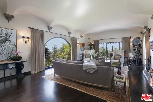 2400 Inverness Avenue, Los Angeles CA: https://media.crmls.org/mediaz/76e79109-7c15-43d2-8857-51d7c515495c.jpg