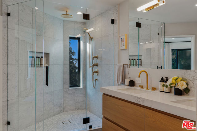 654 S Cumberland Drive, Lake Arrowhead CA: https://media.crmls.org/mediaz/76e80338-1ba8-46b1-9a54-050c45cfd8c1.jpg