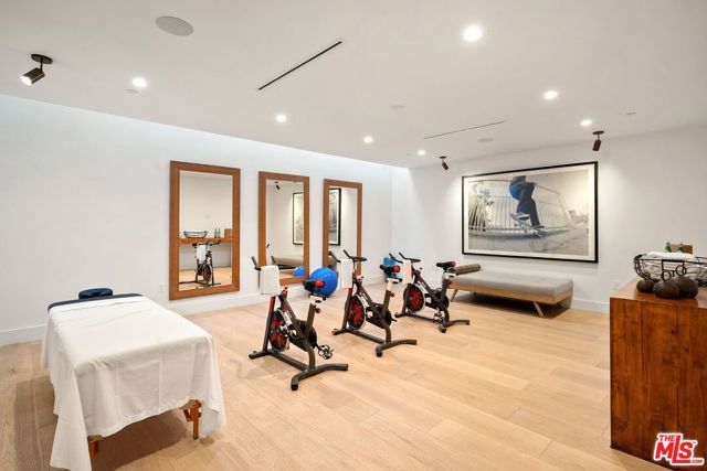 10444 Charing Cross Road, Los Angeles CA: https://media.crmls.org/mediaz/76e86bea-8ed8-4810-91a3-4d2d574f7620.jpg