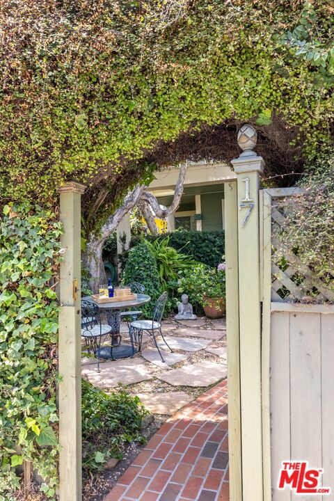 17 20th Avenue, Venice CA: https://media.crmls.org/mediaz/76e87ca2-ee1c-4620-a36b-6232ea148378.jpg