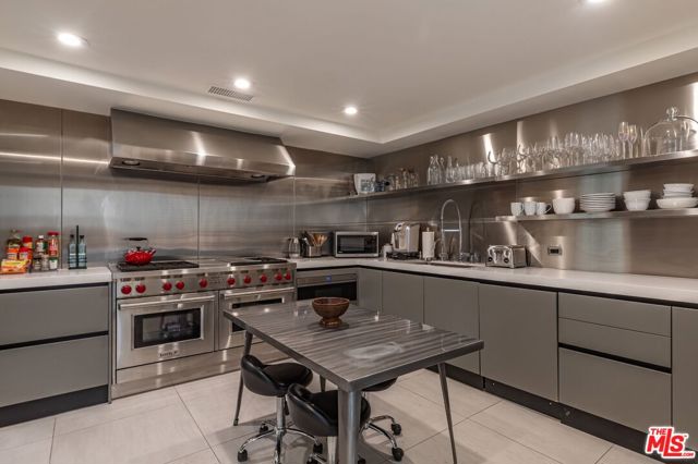 2571 Wallingford Drive, Beverly Hills CA: https://media.crmls.org/mediaz/76e91bd0-221d-411e-9742-b55d095fb494.jpg