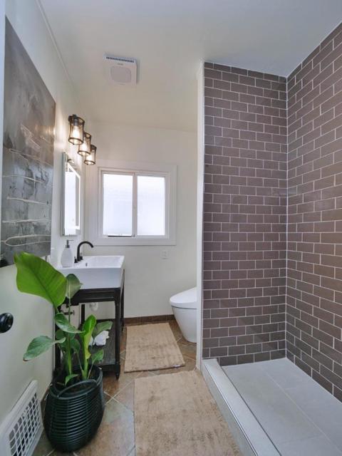 3000 56th Avenue, Oakland CA: https://media.crmls.org/mediaz/76e982bf-1d1d-43e9-bdbb-553b34abc913.jpg