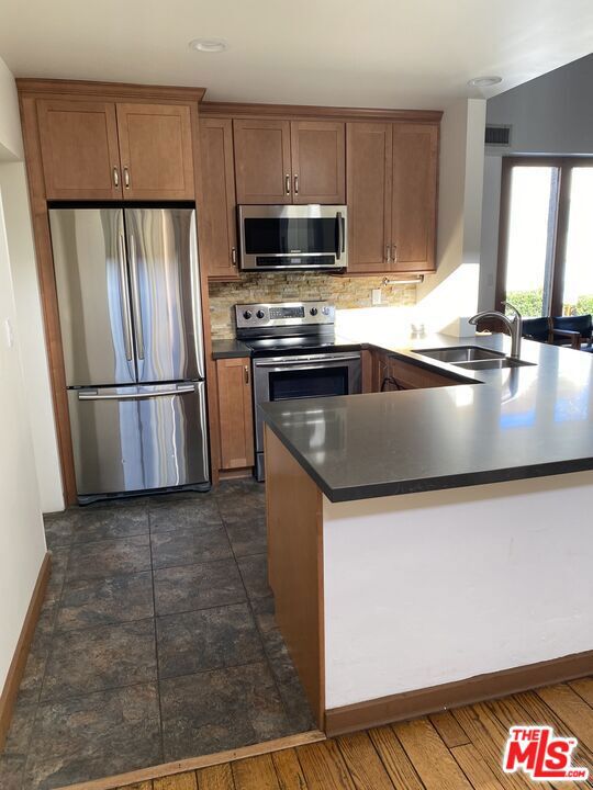 9206 Summertime Lane, Culver City CA: https://media.crmls.org/mediaz/76e9ba18-ecca-4444-ac84-9028a925dd3d.jpg