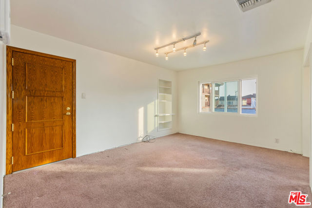 811 E Nutwood Street, Inglewood CA: https://media.crmls.org/mediaz/76ec751e-7047-4a96-bcef-555db8d79c71.jpg