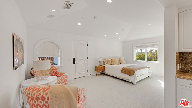 31272 Broad Beach Road, Malibu CA: https://media.crmls.org/mediaz/76ecb7aa-98bd-479f-a7a9-8f7bed960910.jpg