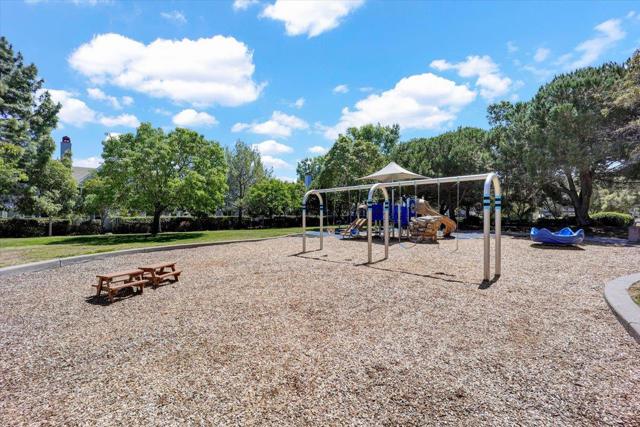 401 Baltic Circle,  CA: https://media.crmls.org/mediaz/76edb17d-b424-43b7-9241-bb9d7c0960fd.jpg