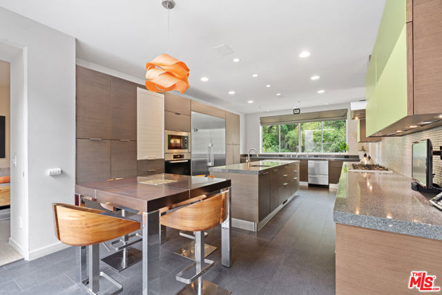 2207 Bowmont Drive, Beverly Hills CA: https://media.crmls.org/mediaz/76eddf39-ae53-47aa-b4ac-016767bb4b8a.jpg