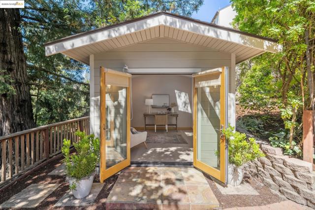 1301 Mountain Blvd, Oakland CA: https://media.crmls.org/mediaz/76ee13ba-1623-4501-91fb-ec3506a97940.jpg