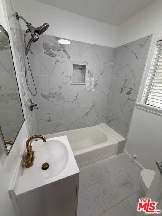 1543 11th Street, Santa Monica CA: https://media.crmls.org/mediaz/76ee3a4d-c490-40bb-9ed7-88ceefcb6c2c.jpg