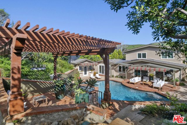 1305 Duende Lane, Pacific Palisades CA: https://media.crmls.org/mediaz/76ee489b-2493-4bc2-93ae-a7021d512234.jpg