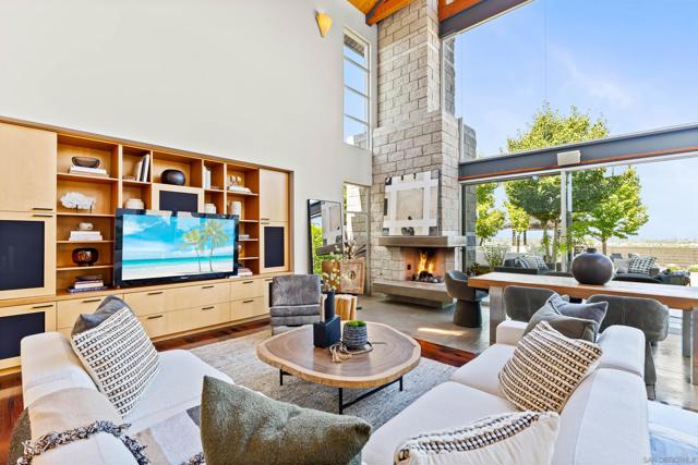 5259 Pacifica Dr, San Diego CA: https://media.crmls.org/mediaz/76ee71b9-b7ed-45dc-9588-19b59eb6471f.jpg