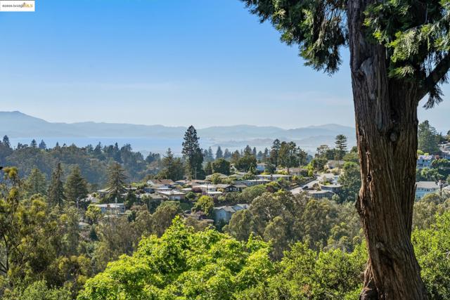 5855 Chelton Dr, Oakland CA: https://media.crmls.org/mediaz/76eeebda-53dd-4c01-b8c6-12e5498fcf4c.jpg