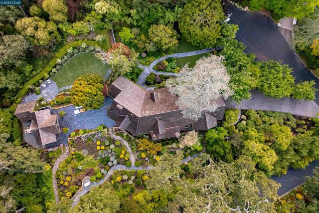 9 El Sueno, Orinda CA: https://media.crmls.org/mediaz/76eef9e0-69de-40d3-9552-267bd99250c5.jpg