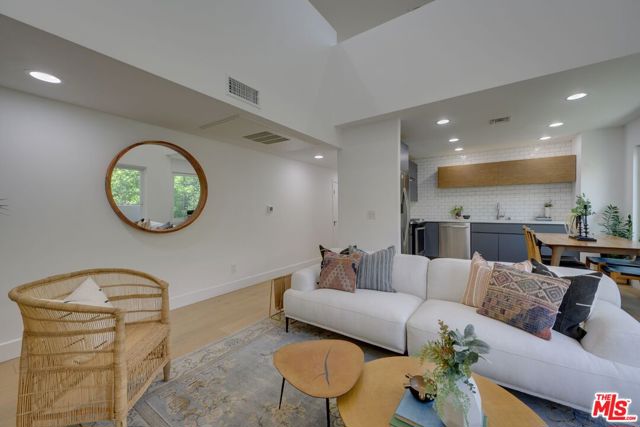11119 CAMARILLO Street, 119 photo 5