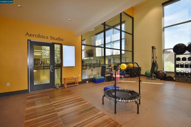 3434 Tice Creek Dr, Walnut Creek CA: https://media.crmls.org/mediaz/76f12447-dabd-410e-a271-add0c6bdd498.jpg