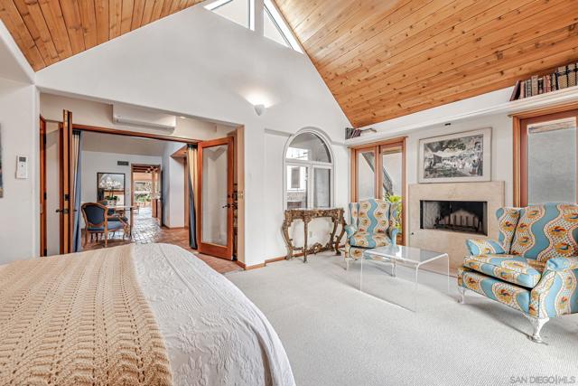 2210 Avenida De La Playa, La Jolla CA: https://media.crmls.org/mediaz/76f19a90-9cff-4f25-aaf9-916032b054d3.jpg