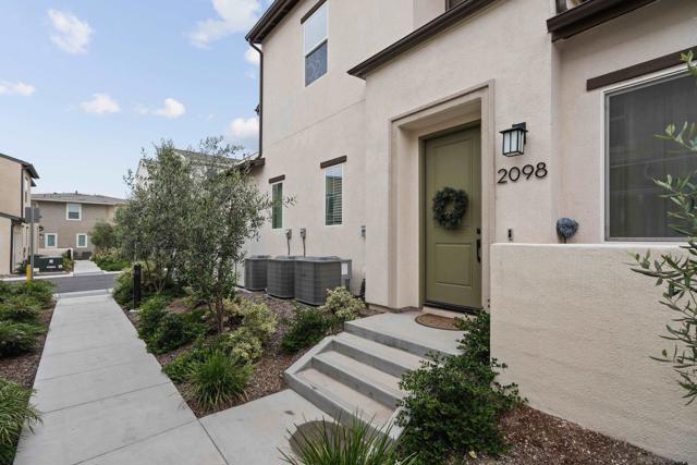 2098 Bluestone Cir, Chula Vista CA: https://media.crmls.org/mediaz/76f1aaca-cce4-4d9d-9d46-98d37f91ff21.jpg