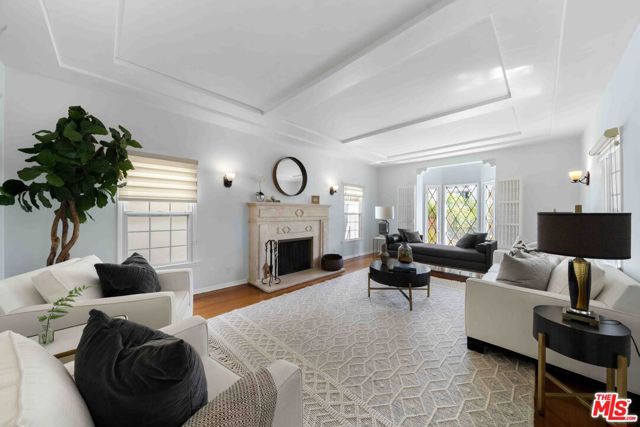 865 S Lucerne Boulevard, Los Angeles CA: https://media.crmls.org/mediaz/76f34f99-cb97-4786-bcee-059fce9d9219.jpg