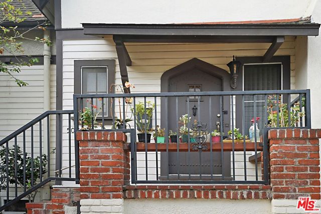 5076 Lemon Grove Avenue, Los Angeles CA: https://media.crmls.org/mediaz/76f3e2d9-95c7-407e-87ee-53098c790918.jpg