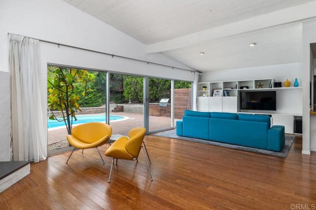 2104 Crownhill Road, San Diego CA: https://media.crmls.org/mediaz/76f4c6b9-5f01-4633-ab18-a10b4bb82c2b.jpg