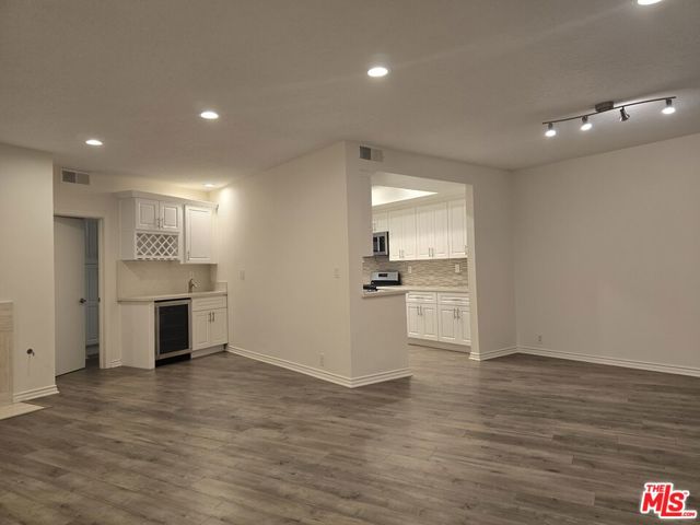 4444 Wilshire Boulevard, Los Angeles CA: https://media.crmls.org/mediaz/76f6616e-5710-4e5f-8b57-dc2b4a922212.jpg